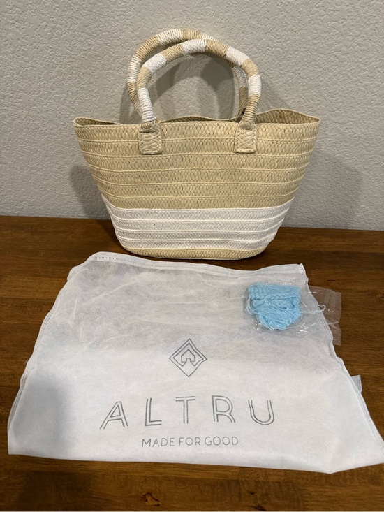 Altru Handbags - Altru Tan & White Woven Straw Tote
